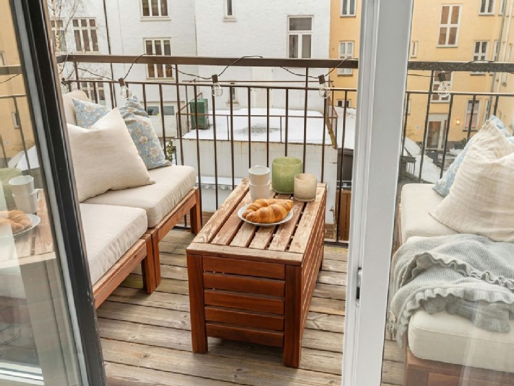 Jak urządzić piękny i wygodny balkon? Propozycje modnych mebli balkonowych